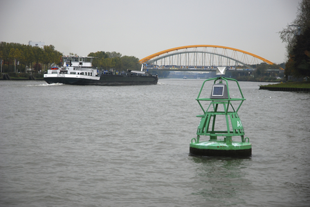 900406 Gezicht op het Amsterdam-Rijnkanaal te Utrecht, vanaf de Isotopenweg, met op de achtergrond de ...